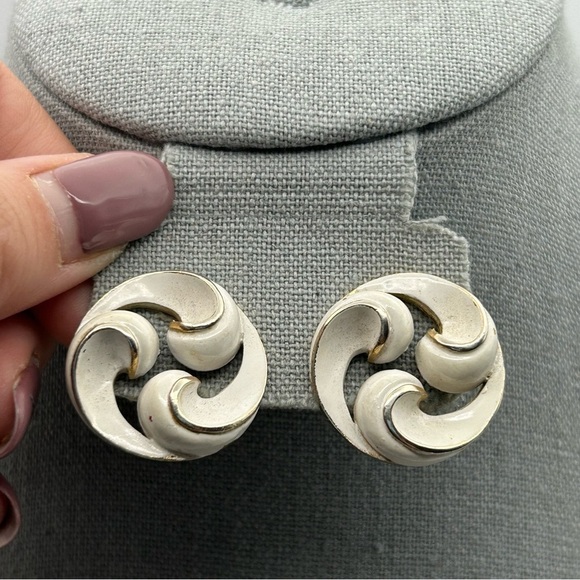 Vintage Trifari White Swirl Cream Clip On Earrings Gold Tone Filigree Statement - Picture 2 of 7